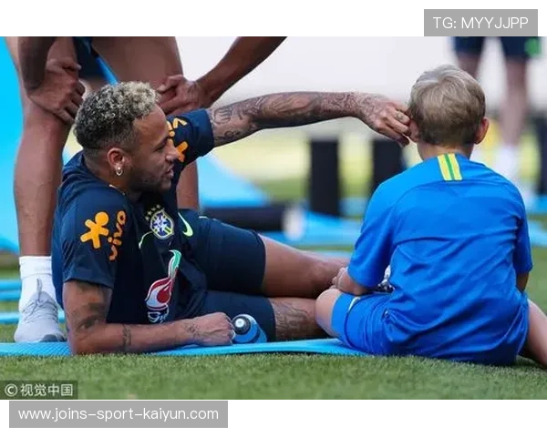 内马尔现身孤儿院陪孩子做游戏，画面温馨到炸裂